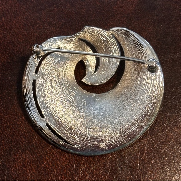 Crown Trifari silver tone vintage swirl large brooch - Picture 3 of 7
